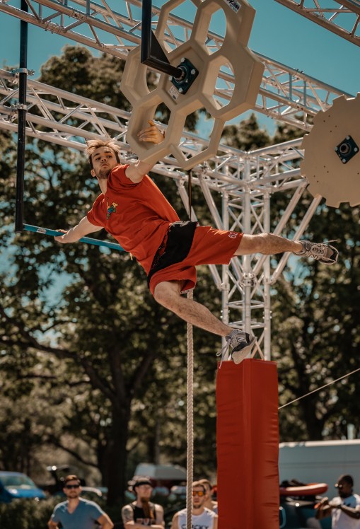 Ninja athlete demonstrates how to master the Ninja Warrior obstacle course and the Beehive obstacle. 3D Sportanlagen takes care of the setup and dismantling of Ninja event frames to offer you an unforgettable experience.