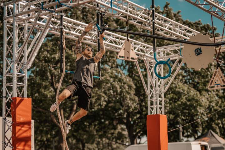 A Ninja Warrior athlete is competing in a Ninja competition and working through the obstacle course, set up by 3D Sportanlagen for your sports events.